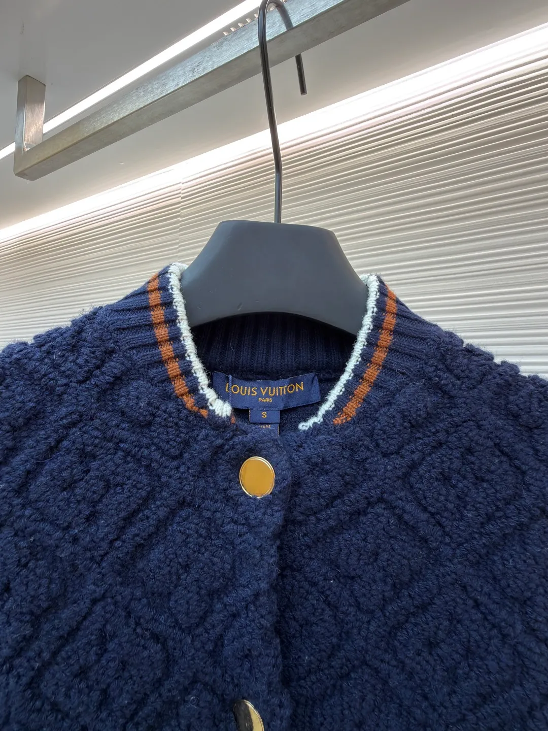 LOUIS VUITTON SKI ski series color-blocked striped baseball long-sleeved jacket ●Original version: purchased and developed for 22999 ●Item number: 1682091-D35 ●Fabric: wool blended fabric ●Technology: knitted ●Color: blue and white ●Version: fitted version ●Weight: about 1070 grams ●Size: S-M-L-XL ●Description: This Louis Vuitton color-blocked knitted cardigan uses a three-dimensional cable knitting process to create the main body. It uses high-count merino wool blended fabrics and uses a double needle bed knitting machine to create a concave and convex rhombus texture. The knitting density reaches 32 needles per square centimeter, making the texture both three-dimensional and soft. The main body of the body is made of navy blue fixed-spun yarn, which has been washed and fixed three times to effectively prevent fading. The sleeves are made of off-white vertical pit rib knitting, and the single-strand yarn twist is controlled at 800 twists/meter to ensure resilience and fit. The metal snaps are made of custom-made brass and have been treated with gold-plated glaze sealing. The contrasting ribs on the collar and hem are intarsia woven, accurately matching the proportions of the brand's classic three-color webbing. The cuffs also have a hidden laser-engraved brand logo. The overall process combines traditional knitting techniques with modern precision, and the details are full of craftsmanship. The overall wiring is straight and delicate, the fabric is comfortable and soft, and the color is consistent without color difference. It can be matched with the same style to create a fashionable look and control various occasions. Customized accessories, complete with three standards, same style for men and women!